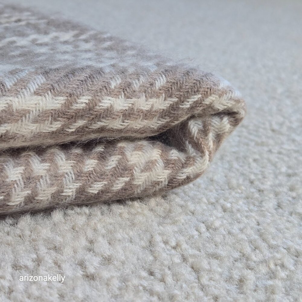 NWOT Cashmere Houndstooth Square Scarf Tan White Large - Picture 13 of 14